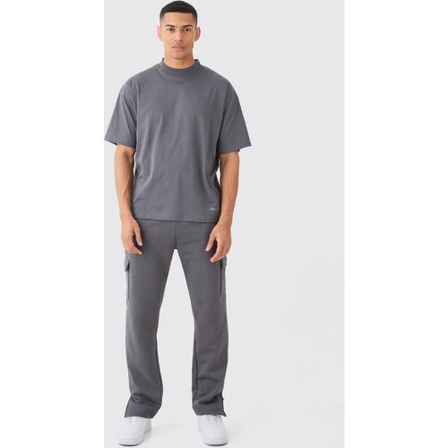 Set T-shirt oversize con firma Man & pantaloni tuta stile Cargo - boohoo - Modalova