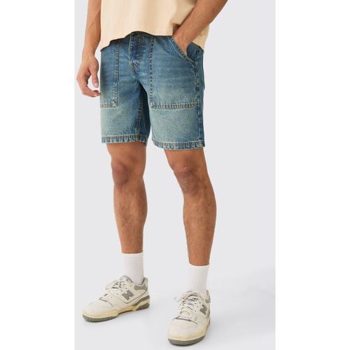 Pantaloncini in denim rigido Slim Fit con incisioni sul retro e tasche posteriori - boohoo - Modalova