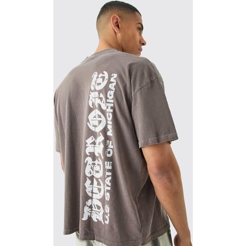 T-shirt squadrata oversize slavata con testo in caratteri gotici - boohoo - Modalova