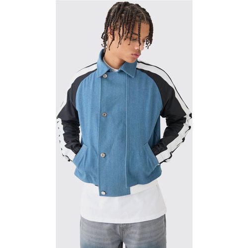 Giacca squadrata a più livelli in denim ibrido e nylon con striscia laterale - boohoo - Modalova