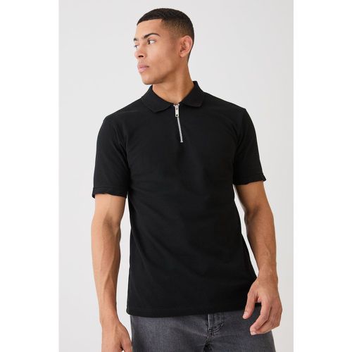 Polo Slim Fit in piqué con zip corta - boohoo - Modalova