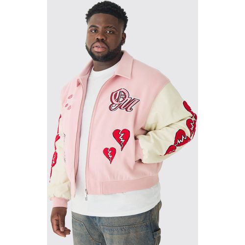 Bomber Plus Size squadrato stile Varsity con applique a cuore - boohoo - Modalova