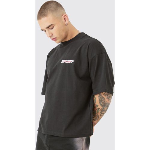 T-shirt squadrata oversize con stampa Racing e girocollo esteso - boohoo - Modalova