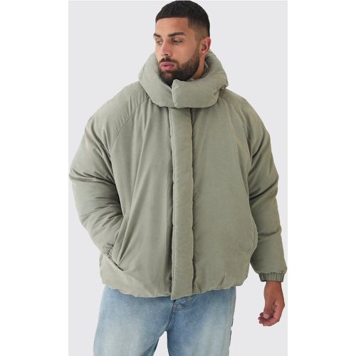 Piumino Plus Size Man super pesante imbottito con cappuccio color pietra - boohoo - Modalova