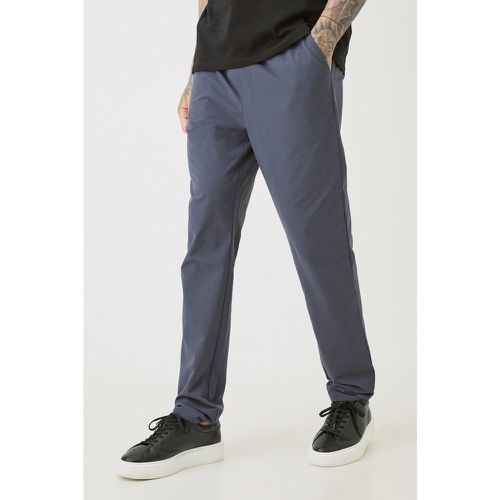 Pantaloni Tall Slim Fit in Stretch tecnico leggero con vita elasticizzata - boohoo - Modalova