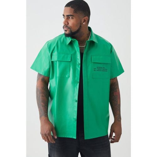Camicia Plus Size in PU con due tasche verdi - boohoo - Modalova
