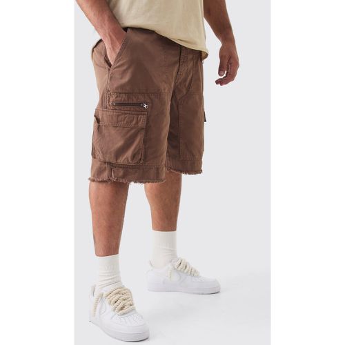 Pantaloncini Cargo rilassati Plus Size con vita fissa e fondo grezzo - boohoo - Modalova