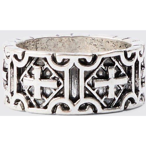 Cross Embossed Ring In Silver - boohoo - Modalova