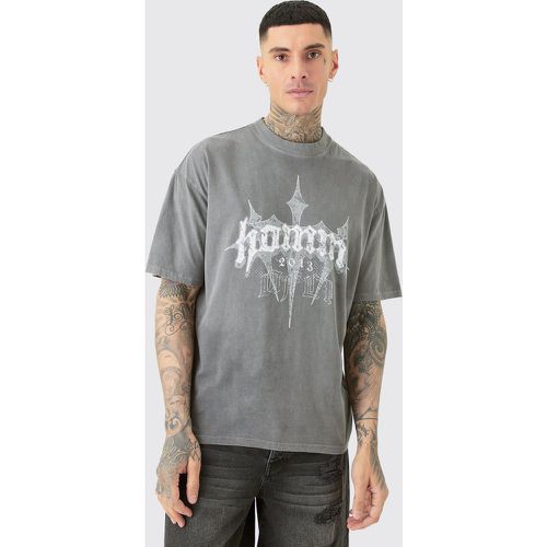 T-shirt Tall oversize Homme grigia con stampa a caratteri arrotondati e croce - boohoo - Modalova