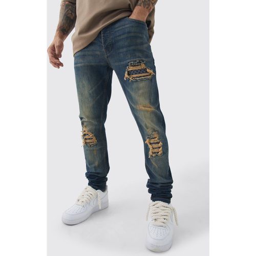 Jeans Skinny Fit Stretch in fantasia a bandana con pieghe sul fondo e strappi & rattoppi - boohoo - Modalova