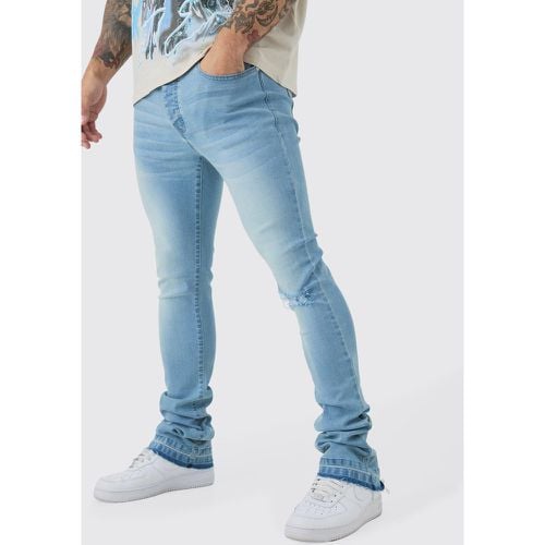 Jeans a zampa Skinny Fit con pieghe sul fondo e strappi sul ginocchio - boohoo - Modalova