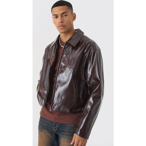 Giacca Harrington squadrata in PU in vinile bordeaux - boohoo - Modalova