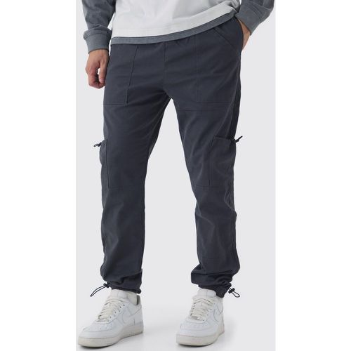 Pantaloni tuta Cargo Tall Slim Fit con fermacorde - boohoo - Modalova