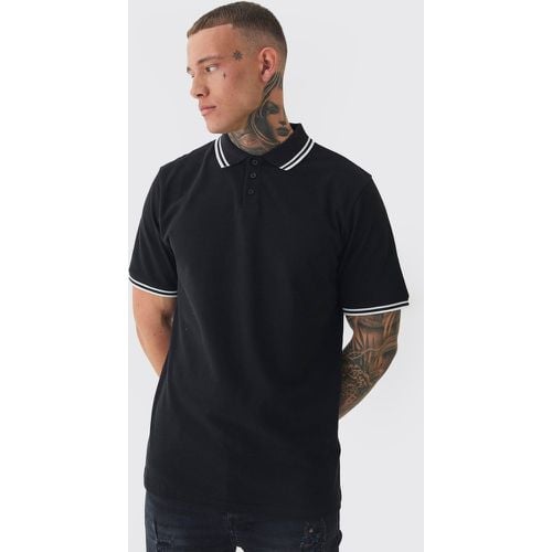 Polo Tall Slim Fit in piqué di colore con righe a contrasto - boohoo - Modalova