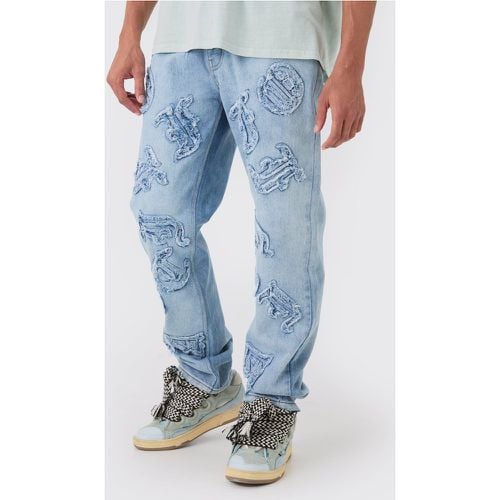 Jeans rilassati in denim rigido Official con applique blu ghiaccio - boohoo - Modalova