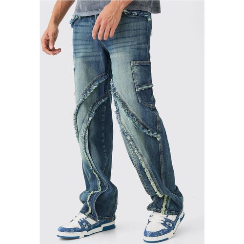 Jeans Cargo extra comodi in blu medio con pannelli effetto smagliato - boohoo - Modalova