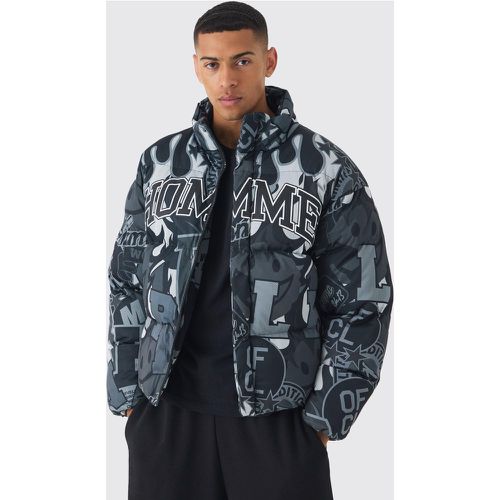 Cappotto piumino in rete con stampa Homme e collo a imbuto - boohoo - Modalova