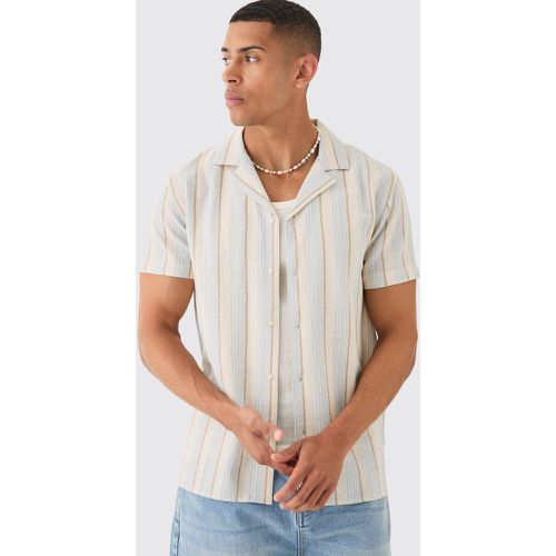 Camicia a maniche corte con trama a righe tono su tono - boohoo - Modalova