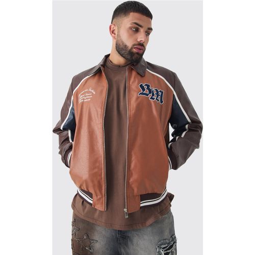 Chaqueta Plus Universitaria De Cuero Sintético Marrón Con Cuello Y Emblema Bm - boohoo - Modalova