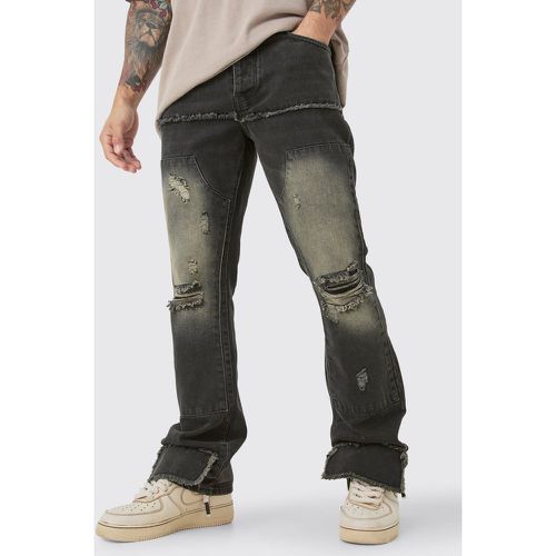 Jeans Slim Fit in denim rigido sovratinto stile Carpenter con strappi e gamba a zampa - boohoo - Modalova
