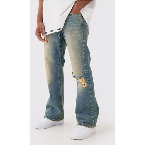 Jeans a zampa in denim rigido in tinta unita rilassati con strappi sul ginocchio - boohoo - Modalova