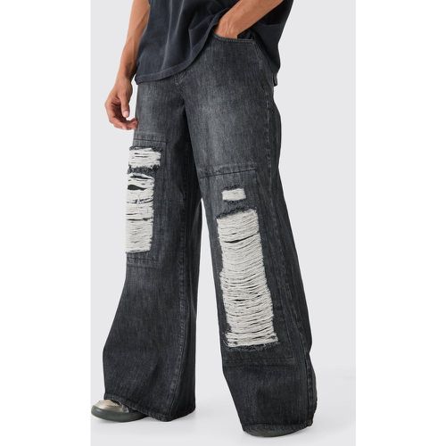 Jeans extra comodi in denim rigido in slavato con strappi estremi - boohoo - Modalova