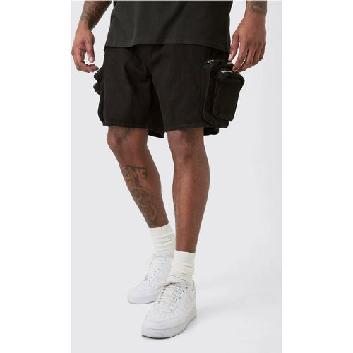 Plus Slim Fit 3d Cargo Pocket Denim Shorts In Black - boohoo - Modalova