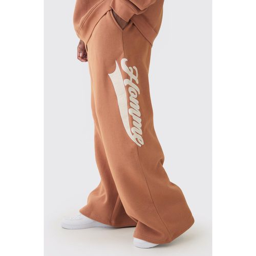 Pantaloni tuta Plus Size a calzata ampia Homme con applique - boohoo - Modalova