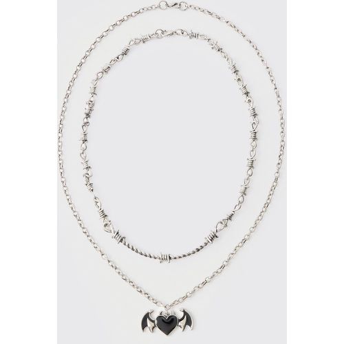 Collana con pendente ad ala di pipistrello a cuore - boohoo - Modalova