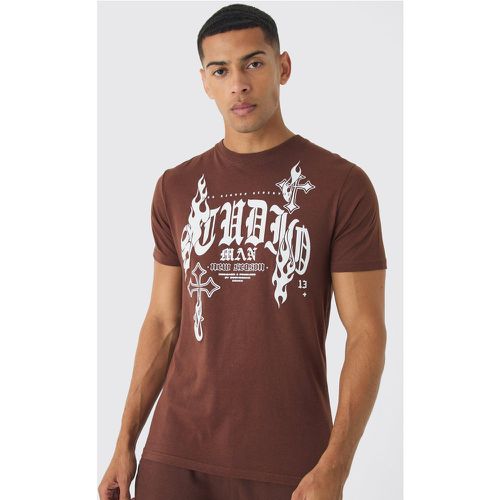 T-shirt Slim Fit con stampa gotica e croce - boohoo - Modalova