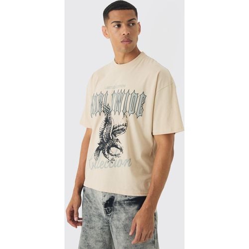 T-shirt squadrata oversize con stampa di aquila e smagliature - boohoo - Modalova