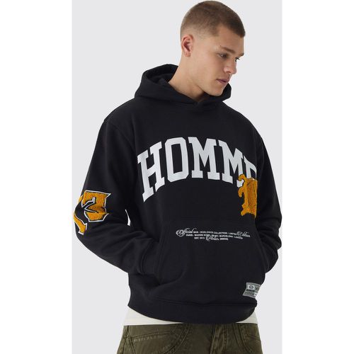 Felpa oversize Homme stile Varsity con applique e cappuccio - boohoo - Modalova