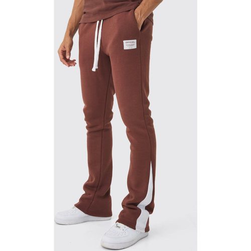 Pantaloni tuta a zampa Slim Fit con etichetta intessuta e inserti - boohoo - Modalova