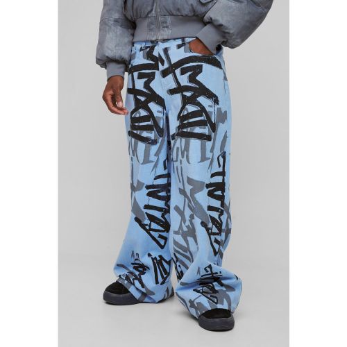 Jeans extra comodi con stampa stile Graffiti - boohoo - Modalova