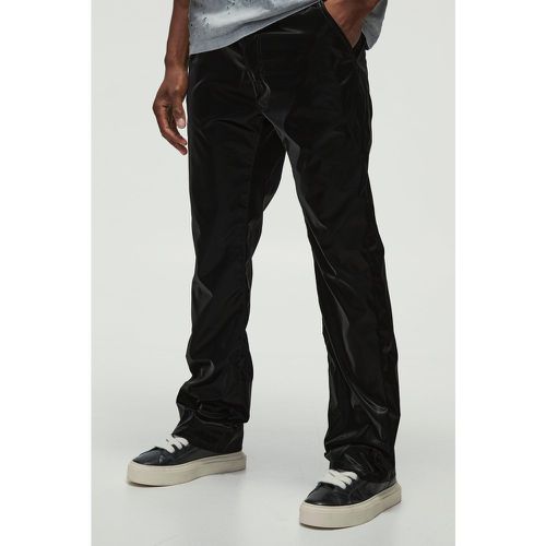 Pantaloni a zampa Slim Fit in nylon liquido - boohoo - Modalova