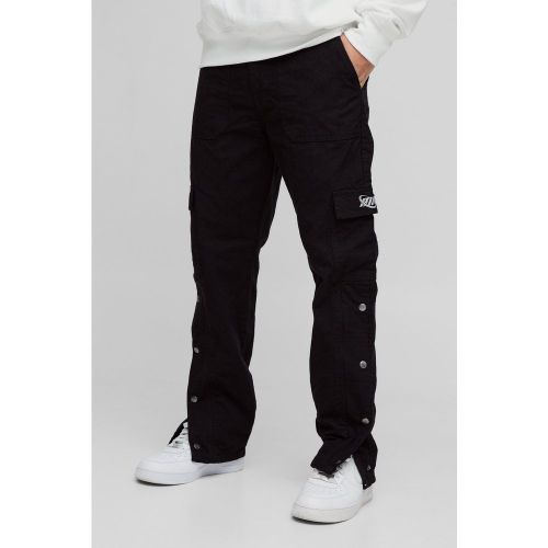 Pantaloni Cargo dritti in nylon ripstop con logo e bottoni a pressione sul fondo - boohoo - Modalova