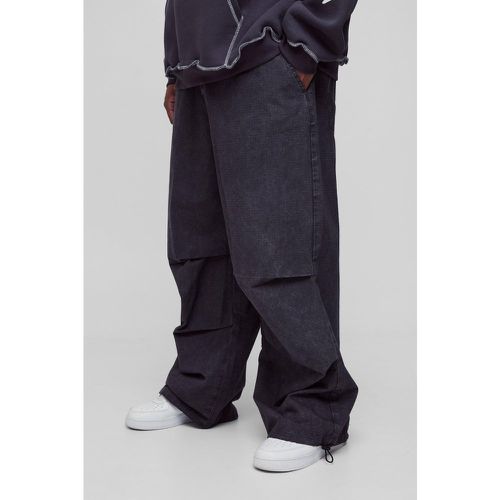 Pantaloni da paracadutista Plus Size slavati in nylon ripstop con pieghe sul ginocchio - boohoo - Modalova