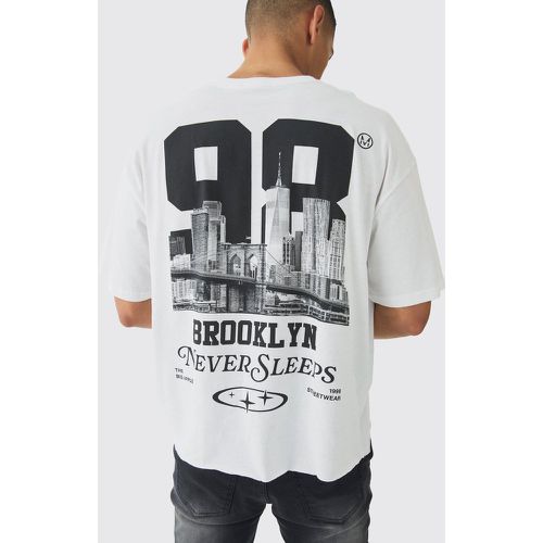 T-shirt squadrata oversize con stampa Brooklyn sul retro - boohoo - Modalova