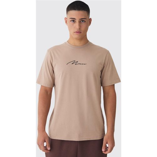 Camiseta Básica Con Firma Man Y Cuello De Caja - boohoo - Modalova