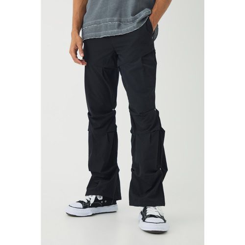 Pantaloni a zampa Slim Fit con pieghe sul fondo e ruches - boohoo - Modalova