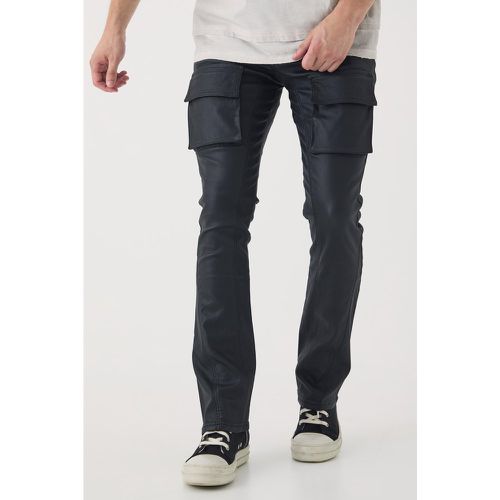 Jeans Cargo Tall a zampa rivestiti in PU con inserti e pieghe sul fondo - boohoo - Modalova