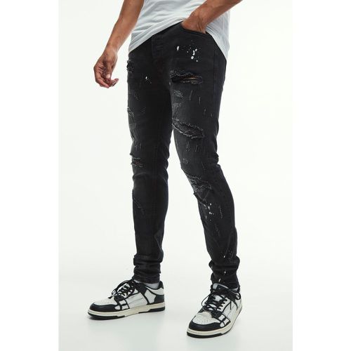 Jeans Skinny Fit in Stretch con strappi & rattoppi all over e schizzi di colore - boohoo - Modalova