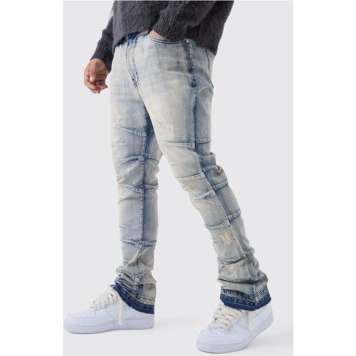 Jeans a zampa Skinny Fit Stretch in lavaggio acido con super pieghe sul fondo - boohoo - Modalova