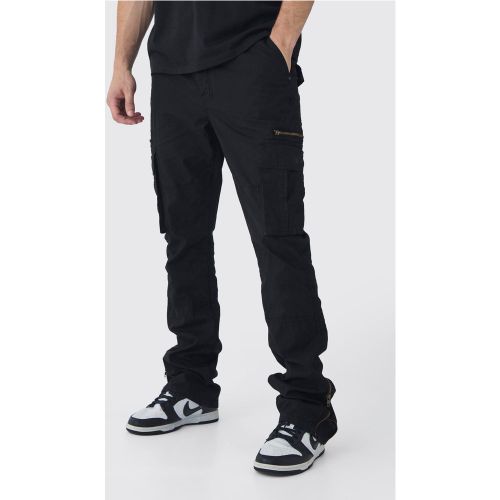 Pantaloni Cargo Tall Slim Fit sovratinti in lavaggio acido con zip e inserti a zampa neri - boohoo - Modalova