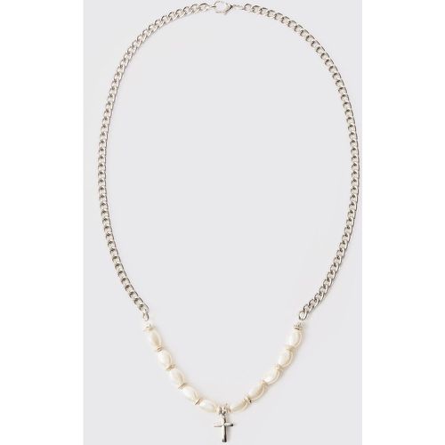 Collana di perle con pendente a croce - boohoo - Modalova