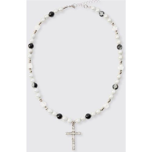 Collana con pendente a croce di perle - boohoo - Modalova