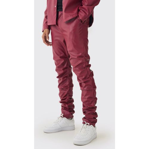 Pantaloni Slim Fit in PU con pieghe sul fondo - boohoo - Modalova