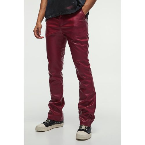 Pantaloni a zampa Slim Fit in PU - boohoo - Modalova