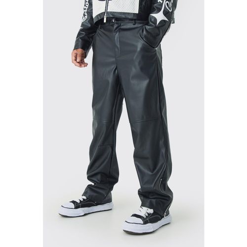 Pantaloni rilassati in PU con zip sul fondo - boohoo - Modalova