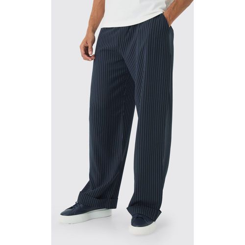 Pantaloni extra comodi a righe verticali con vita elasticizzata e risvolti sul fondo - boohoo - Modalova